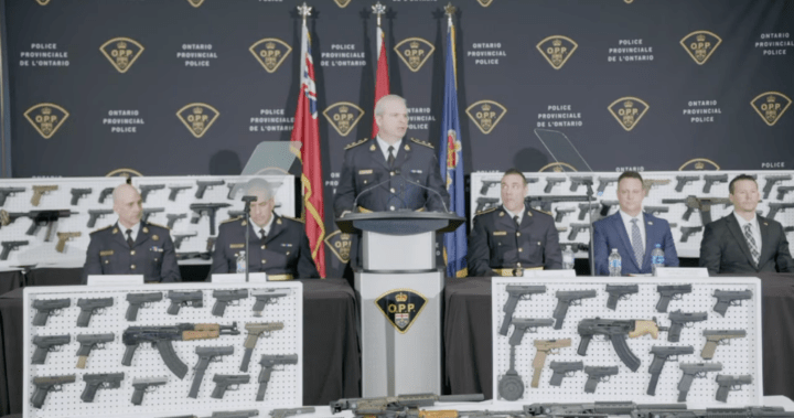 Незаконни огнестрелни оръжия, иззети при канадско-американско разследване за оръжия, най-голямото в историята на Онтарио